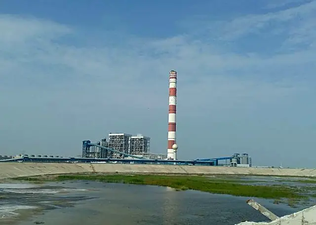 Thermal power station with a red-and-white chimney